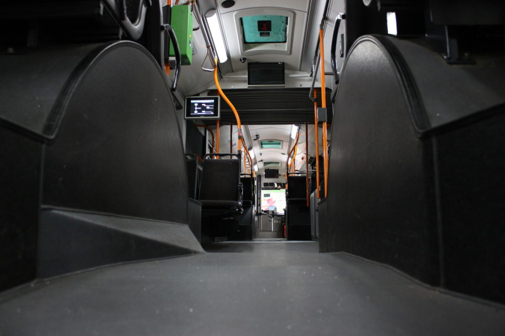 leerer_bus_innenansicht